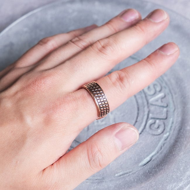 インドの純銅製リング 指輪 スモールダイヤパターン　マグネット2個内蔵 フリーサイズ(17号以上)　アーユルヴェーダやプージャで人気の銅 2 - 着用例です