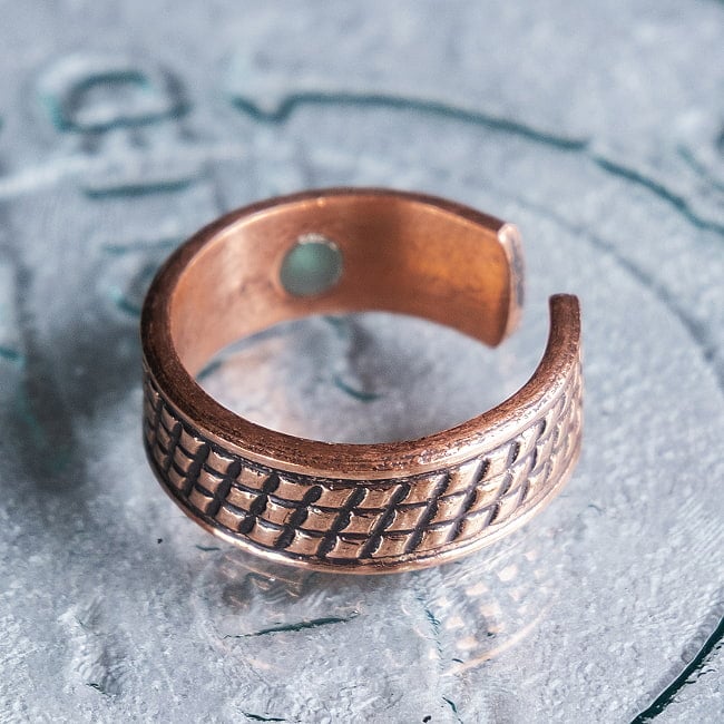 インドの純銅製リング 指輪 スモールダイヤパターン　マグネット2個内蔵 フリーサイズ(17号以上)　アーユルヴェーダやプージャで人気の銅 4 - 全体写真です