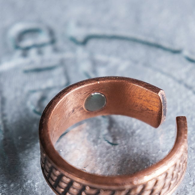 インドの純銅製リング 指輪 スモールダイヤパターン　マグネット2個内蔵 フリーサイズ(17号以上)　アーユルヴェーダやプージャで人気の銅 5 - マグネットが左右に1つずつ。合計2個付いております。