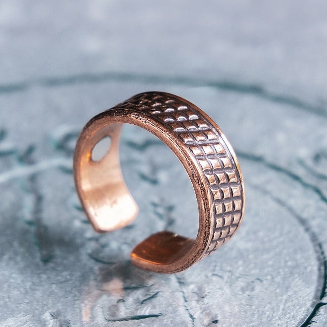 インドの純銅製リング 指輪 スモールダイヤパターン　マグネット2個内蔵 フリーサイズ(17号以上)　アーユルヴェーダやプージャで人気の銅 8 - とても良い雰囲気のリングです