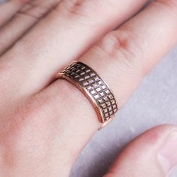 インドの純銅製リング 指輪 スモールダイヤパターン　マグネット2個内蔵 フリーサイズ(17号以上)　アーユルヴェーダやプージャで人気の銅の画像