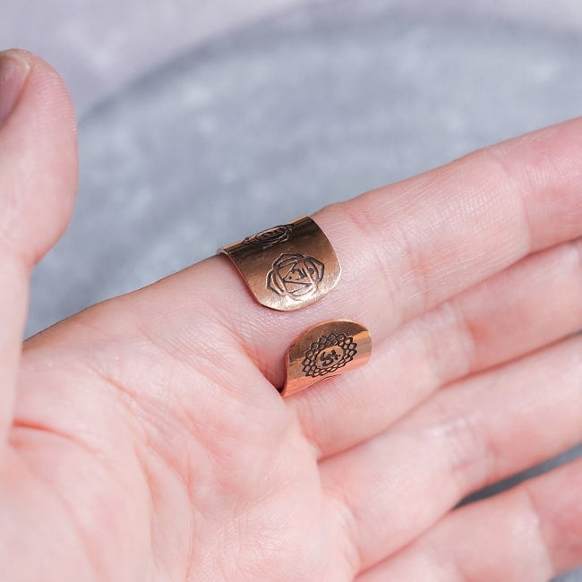 インドの純銅製リング 指輪 セブンチャクラのワイドリング フリーサイズ(17号以上)　アーユルヴェーダやプージャで人気の銅 3 - 切り込みが入っているタイプなので、サイズは変えられます。一番閉じている状態で大体17号〜が目安となります。