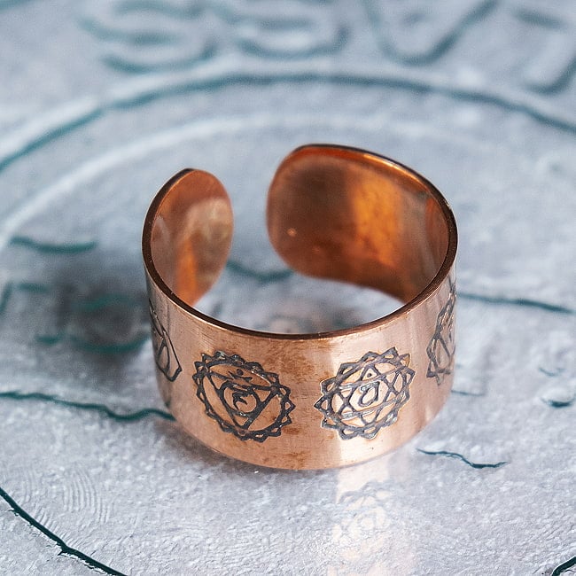 インドの純銅製リング 指輪 セブンチャクラのワイドリング フリーサイズ(17号以上)　アーユルヴェーダやプージャで人気の銅 4 - 全体写真です