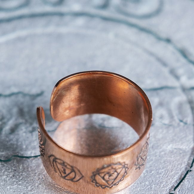 インドの純銅製リング 指輪 セブンチャクラのワイドリング フリーサイズ(17号以上)　アーユルヴェーダやプージャで人気の銅 5 - 拡大写真です