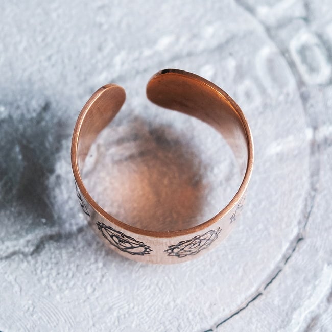 インドの純銅製リング 指輪 セブンチャクラのワイドリング フリーサイズ(17号以上)　アーユルヴェーダやプージャで人気の銅 6 - 上からの写真です