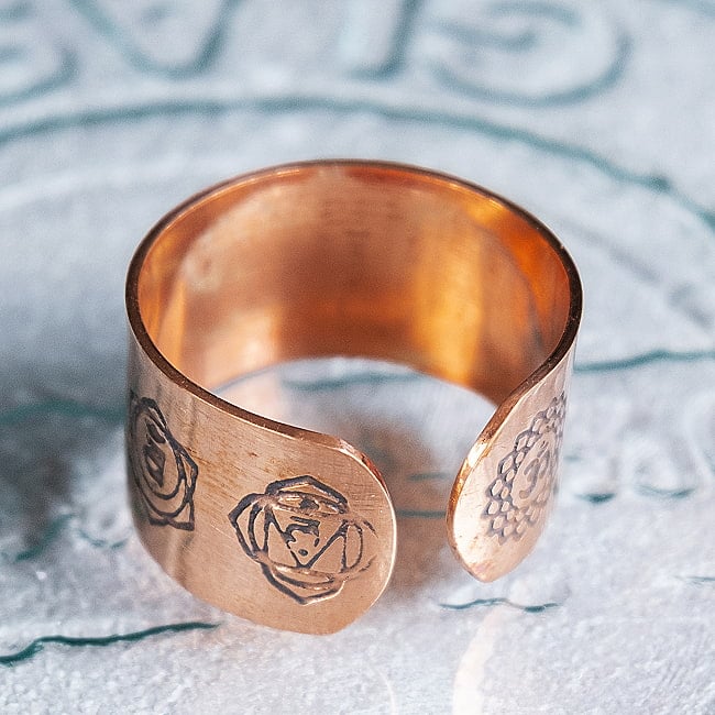 インドの純銅製リング 指輪 セブンチャクラのワイドリング フリーサイズ(17号以上)　アーユルヴェーダやプージャで人気の銅 7 - 別の角度からです