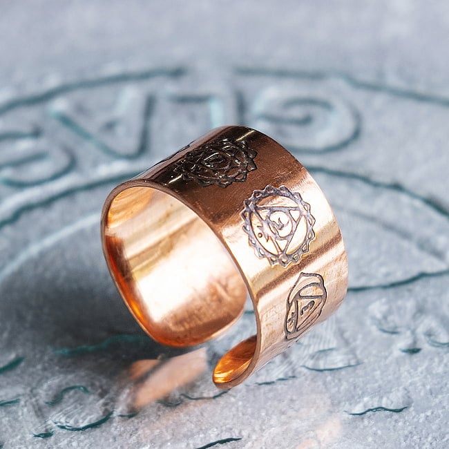 インドの純銅製リング 指輪 セブンチャクラのワイドリング フリーサイズ(17号以上)　アーユルヴェーダやプージャで人気の銅 8 - とても良い雰囲気のリングです