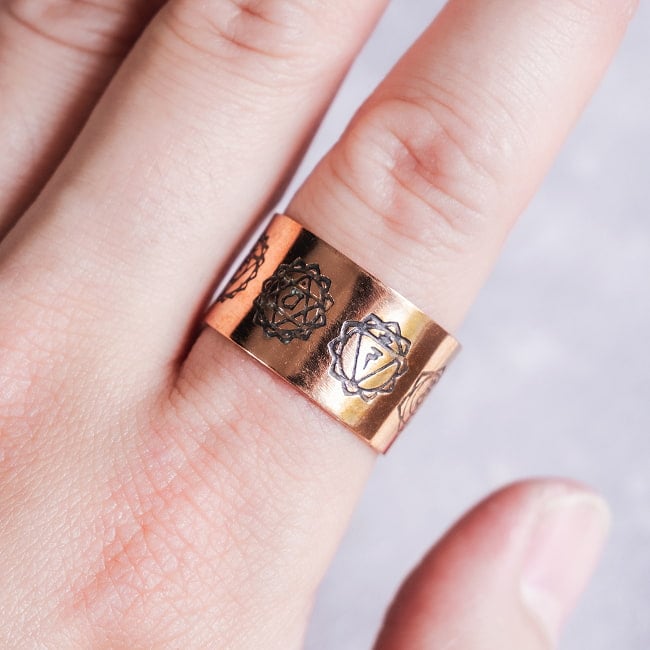 インドの純銅製リング 指輪 セブンチャクラのワイドリング フリーサイズ(17号以上)　アーユルヴェーダやプージャで人気の銅の写真アーユルヴェーダ,銅製リング,純銅,フリーサイズ指輪,オープンリング,インドアクセサリー,ヒンドゥー教,プージャ用品,浄化,エネルギー,チャクラ,7チャクラ,Chakra,ハンドメイドジュエリー