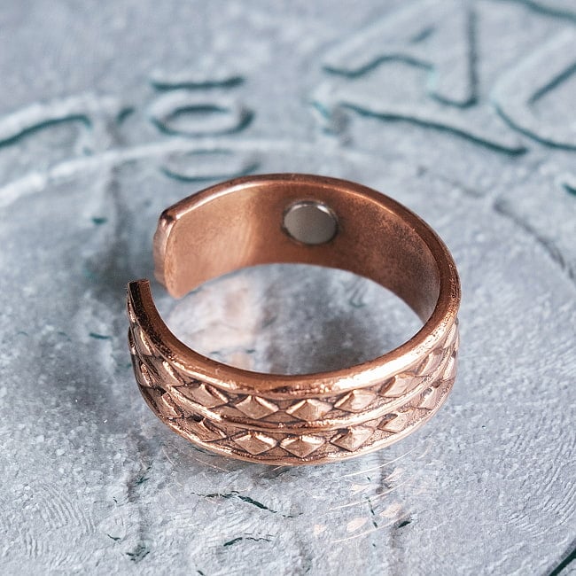 インドの純銅製リング 指輪 ダイヤパターン　マグネット2個内蔵 フリーサイズ(17号以上)　アーユルヴェーダやプージャで人気の銅 4 - 全体写真です