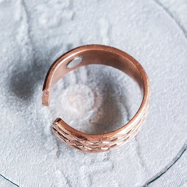 インドの純銅製リング 指輪 ダイヤパターン　マグネット2個内蔵 フリーサイズ(17号以上)　アーユルヴェーダやプージャで人気の銅 6 - 上からの写真です