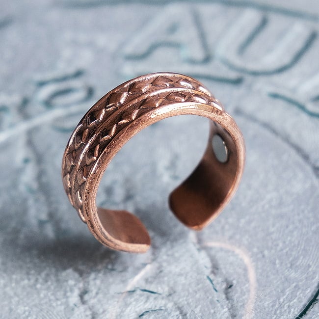 インドの純銅製リング 指輪 ダイヤパターン　マグネット2個内蔵 フリーサイズ(17号以上)　アーユルヴェーダやプージャで人気の銅 8 - とても良い雰囲気のリングです