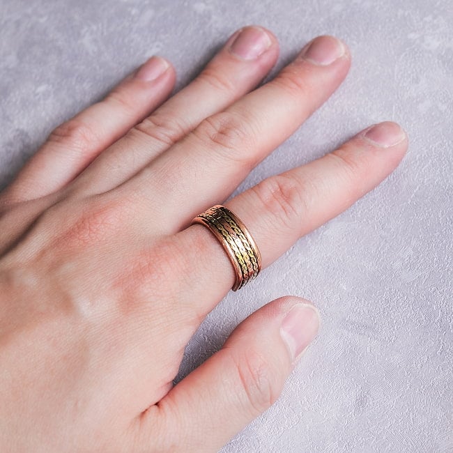 インドの純銅製リング 指輪 ブラス装飾付き スパイラルデザイン マグネット2個内蔵 フリーサイズ(17号以上)　アーユルヴェーダやプージャで人気の銅 2 - 着用例です