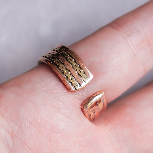 インドの純銅製リング 指輪 ブラス装飾付き スパイラルデザイン マグネット2個内蔵 フリーサイズ(17号以上)　アーユルヴェーダやプージャで人気の銅 3 - 切り込みが入っているタイプなので、サイズは変えられます。一番閉じている状態で大体17号〜が目安となります。