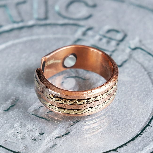 インドの純銅製リング 指輪 ブラス装飾付き スパイラルデザイン マグネット2個内蔵 フリーサイズ(17号以上)　アーユルヴェーダやプージャで人気の銅 4 - 全体写真です