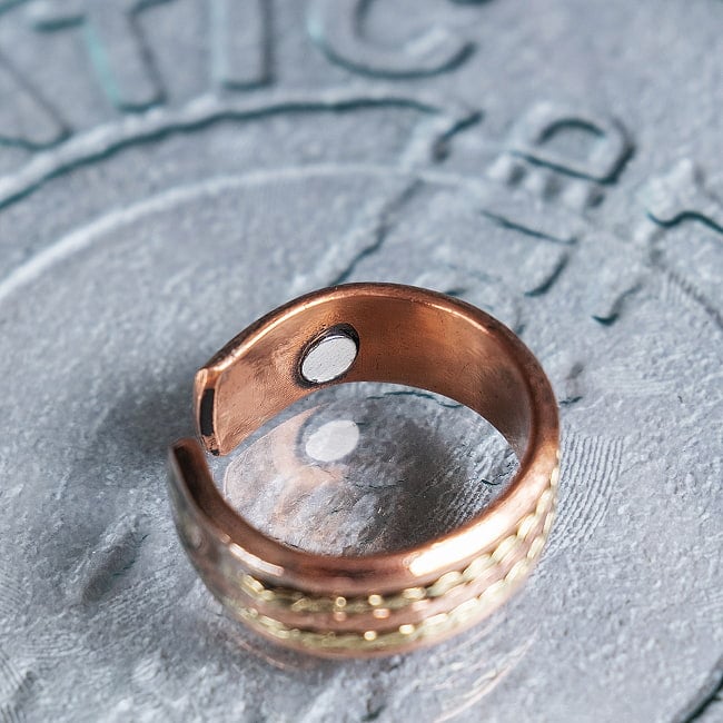 インドの純銅製リング 指輪 ブラス装飾付き スパイラルデザイン マグネット2個内蔵 フリーサイズ(17号以上)　アーユルヴェーダやプージャで人気の銅 5 - マグネットが左右に1つずつ。合計2個付いております。