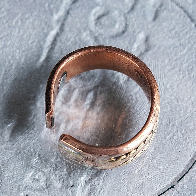 インドの純銅製リング 指輪 ブラス装飾付き スパイラルデザイン マグネット2個内蔵 フリーサイズ(17号以上)　アーユルヴェーダやプージャで人気の銅 6 - 上からの写真です