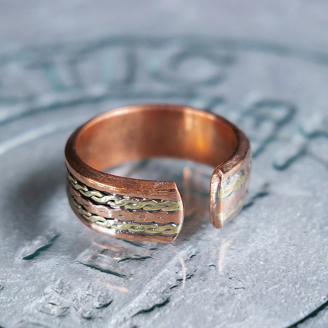 インドの純銅製リング 指輪 ブラス装飾付き スパイラルデザイン マグネット2個内蔵 フリーサイズ(17号以上)　アーユルヴェーダやプージャで人気の銅 7 - 別の角度からです