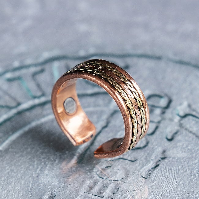 インドの純銅製リング 指輪 ブラス装飾付き スパイラルデザイン マグネット2個内蔵 フリーサイズ(17号以上)　アーユルヴェーダやプージャで人気の銅 8 - とても良い雰囲気のリングです