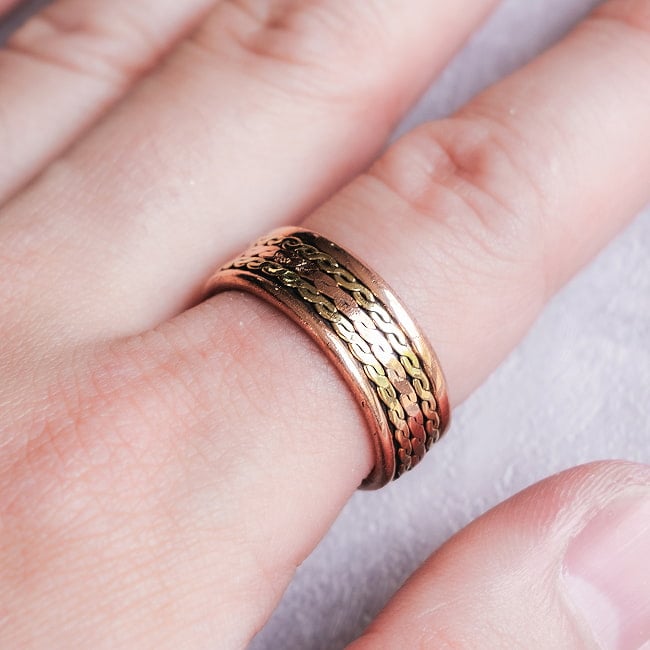 インドの純銅製リング 指輪 ブラス装飾付き スパイラルデザイン マグネット2個内蔵 フリーサイズ(17号以上)　アーユルヴェーダやプージャで人気の銅の写真アーユルヴェーダ,銅製リング,純銅,フリーサイズ指輪,インドアクセサリー,ヒンドゥー教,プージャ用品,ブラス,真鍮,ブラス装飾,ツートンリング,スパイラルデザイン,マグネット内蔵,磁石内蔵,銅リング,フリーサイズリング,ハンドメイドジュエリー