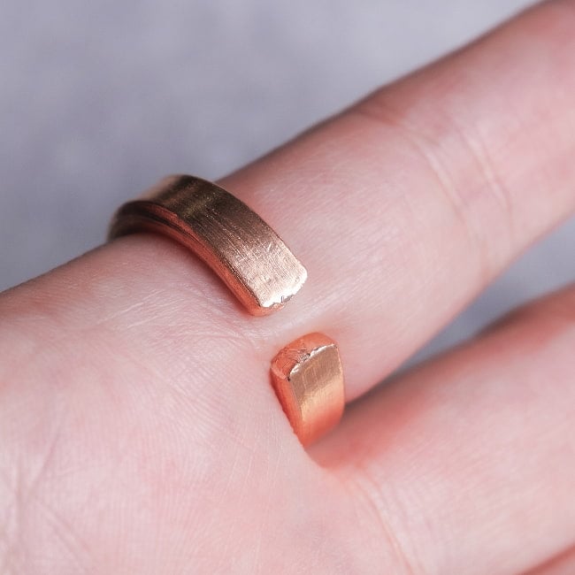 インドの純銅製リング 指輪 シンプルプレーンデザイン フリーサイズ(15号以上)　アーユルヴェーダやプージャで人気の銅 3 - 切り込みが入っているタイプなので、サイズは変えられます。一番閉じている状態で大体17号〜が目安となります。