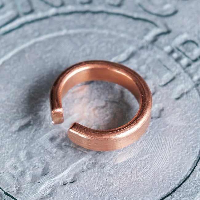 インドの純銅製リング 指輪 シンプルプレーンデザイン フリーサイズ(15号以上)　アーユルヴェーダやプージャで人気の銅 4 - 全体写真です