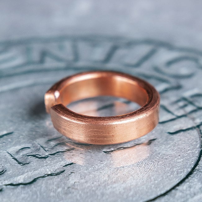 インドの純銅製リング 指輪 シンプルプレーンデザイン フリーサイズ(15号以上)　アーユルヴェーダやプージャで人気の銅 5 - 拡大写真です