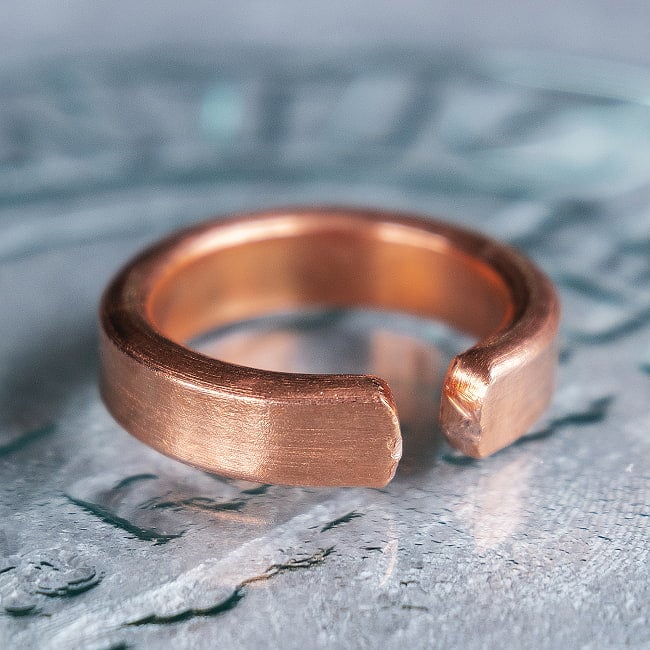 インドの純銅製リング 指輪 シンプルプレーンデザイン フリーサイズ(15号以上)　アーユルヴェーダやプージャで人気の銅 7 - 別の角度からです