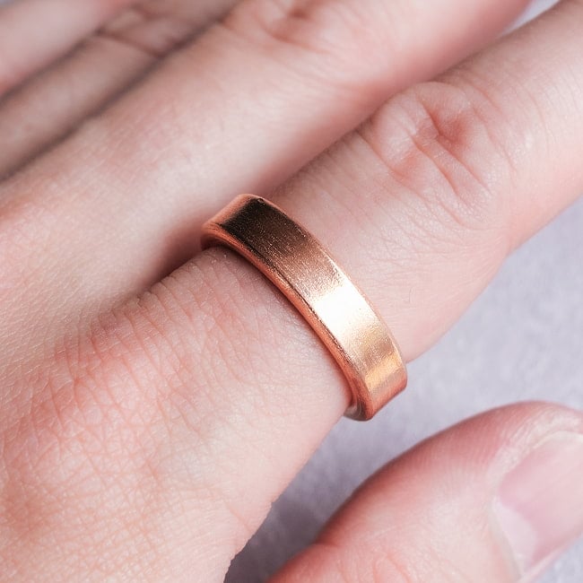 インドの純銅製リング 指輪 シンプルプレーンデザイン フリーサイズ(15号以上)　アーユルヴェーダやプージャで人気の銅の写真アーユルヴェーダ,銅製リング,純銅,フリーサイズ指輪,インドアクセサリー,ヒンドゥー教,プージャ用品,プレーンリング,シンプルリング,ミニマルリング,銅リング,フリーサイズリング,ハンドメイドジュエリー,ベーシックリング