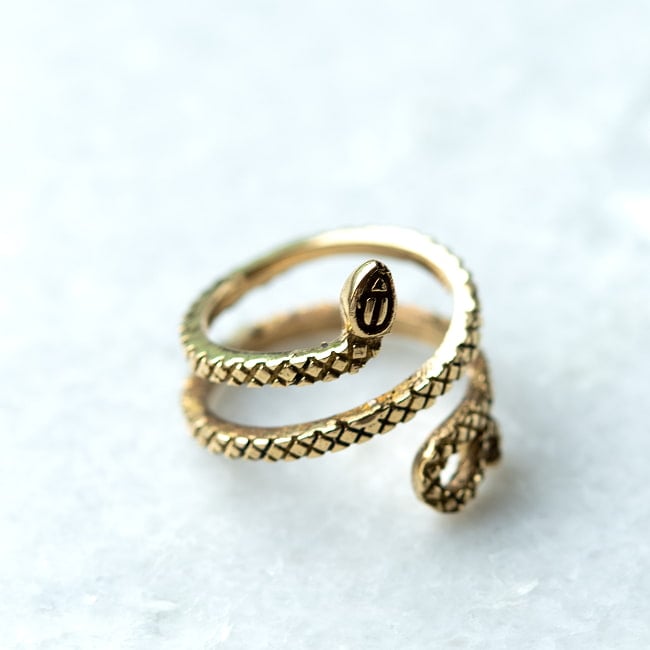 【嬉しいフリーサイズ】ゴールドのスネークリング 2 - シンプルで美しいリングです
