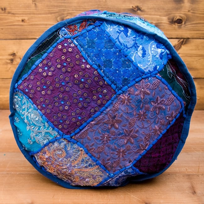 インド・プフ ラジャスタン刺繍布製のパッチワーククッションカバー - 青 2 - 上面の撮影してみました。様々な柄のカラフルなラジャスタン刺繍布が目を引きます!