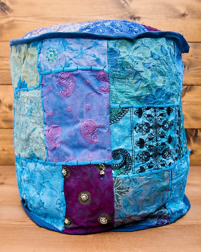 インド・プフ ラジャスタン刺繍布製のパッチワーククッションカバー - 青 3 - 横面の撮影してみました。様々な柄のカラフルなラジャスタン刺繍布が目を引きます!