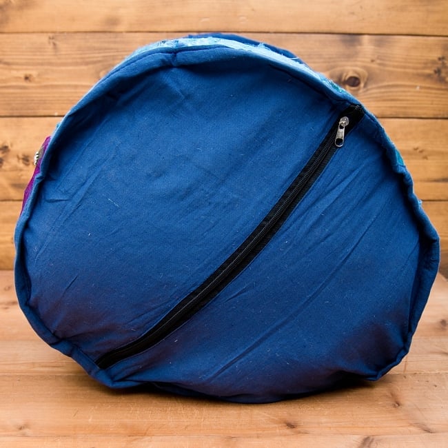 インド・プフ ラジャスタン刺繍布製のパッチワーククッションカバー - 青 4 - 裏面を撮影してみました。こちらのファスナーから中身を入れていきます。あまり分厚い布ではありませんので硬いものや尖ったものは入れないほうが良さそうです。
