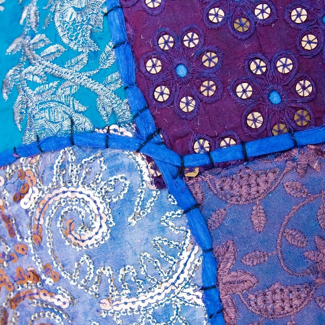 インド・プフ　ラジャスタン刺繍布製のパッチワーククッションカバー - 青 5 - 表面の刺繍、パッチワークをズームしてみました。手作業の雰囲気が残る素朴な作りです。