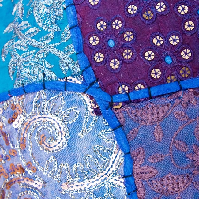 インド・プフ ラジャスタン刺繍布製のパッチワーククッションカバー - 青 5 - 表面の刺繍、パッチワークをズームしてみました。手作業の雰囲気が残る素朴な作りです。