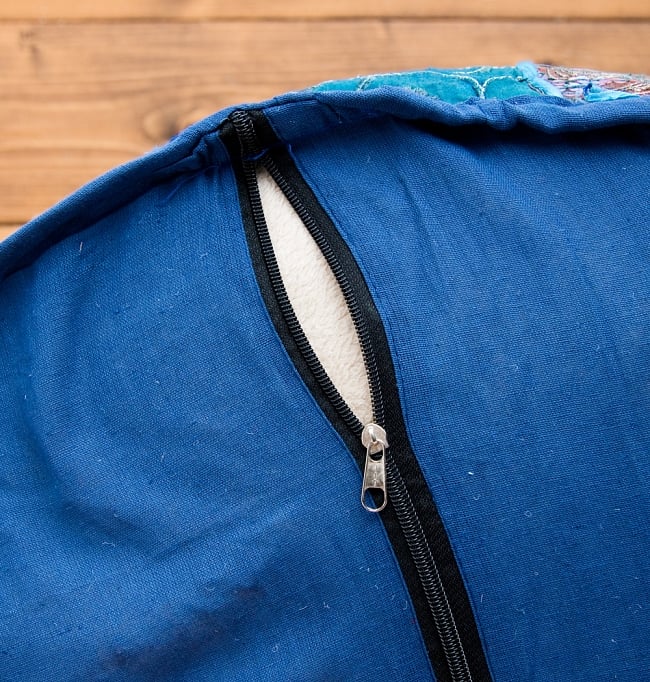 インド・プフ ラジャスタン刺繍布製のパッチワーククッションカバー - 青 6 - 裏面ファスナーのアップです。ファスナーも外国製ですのであまり丈夫ではない場合があります。
撮影では中に毛布をパンパンに詰めて撮影しています。外側のカバーのみの販売ですので、お客様の手で中に毛布や布、新聞紙やプチプチなどを詰めてあげてください。