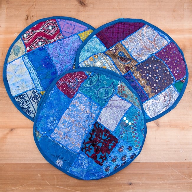 インド・プフ ラジャスタン刺繍布製のパッチワーククッションカバー - 青 7 - 柄はアソート(ランダム)でのお届けとなります。
また、お送りするのはパッチワークで作られている商品ですので、すべて柄、デザインが違少しづつ違います。誰ともカブらないオンリーワンのクッションカバーです!