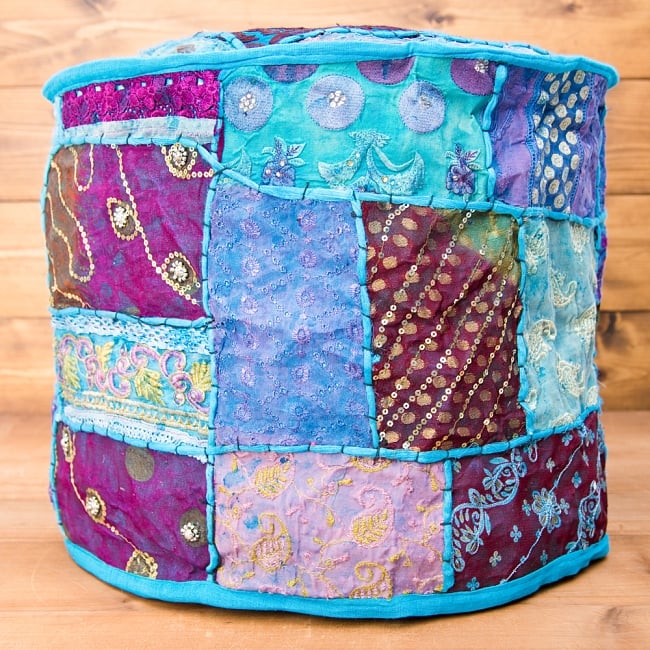インド・プフ　ラジャスタン刺繍布製のパッチワーククッションカバー - 水色 3 - 横面の撮影してみました。様々な柄のカラフルなラジャスタン刺繍布が目を引きます！