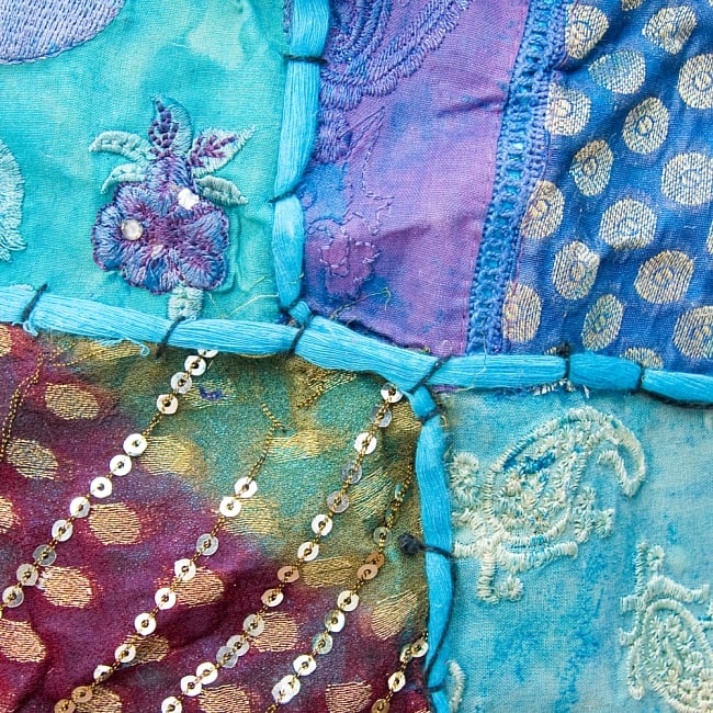 インド・プフ　ラジャスタン刺繍布製のパッチワーククッションカバー - 水色 5 - 表面の刺繍、パッチワークをズームしてみました。手作業の雰囲気が残る素朴な作りです。