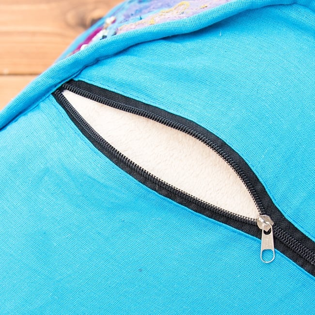 インド・プフ　ラジャスタン刺繍布製のパッチワーククッションカバー - 水色 6 - 裏面ファスナーのアップです。ファスナーも外国製ですのであまり丈夫ではない場合があります。
撮影では中に毛布をパンパンに詰めて撮影しています。外側のカバーのみの販売ですので、お客様の手で中に毛布や布、新聞紙やプチプチなどを詰めてあげてください。