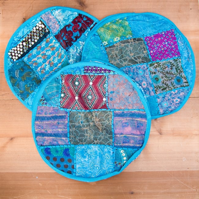 インド・プフ　ラジャスタン刺繍布製のパッチワーククッションカバー - 水色 7 - 柄はアソート（ランダム）でのお届けとなります。
また、お送りするのはパッチワークで作られている商品ですので、すべて柄、デザインが違少しづつ違います。誰ともカブらないオンリーワンのクッションカバーです！