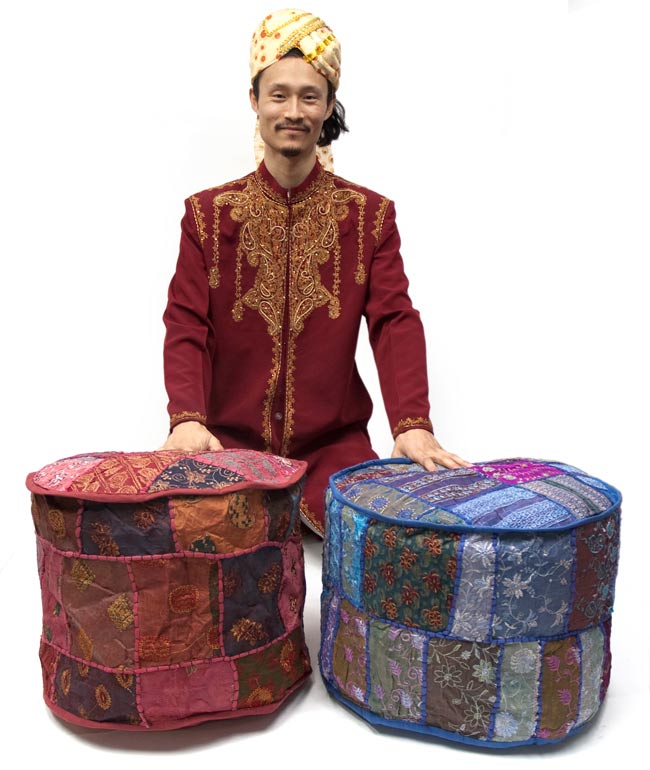 インド・プフ パッチワーク円筒形クッションカバー - 緑 4 - モデルと並べてサイズ比較してみました。結構なボリュームがあるので存在感抜群のインテリアになりますよ!