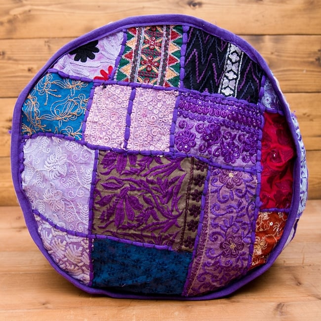 インド・プフ　ラジャスタン刺繍布製のパッチワーククッションカバー - 紫 2 - 上面の撮影してみました。様々な柄のカラフルなラジャスタン刺繍布が目を引きます！