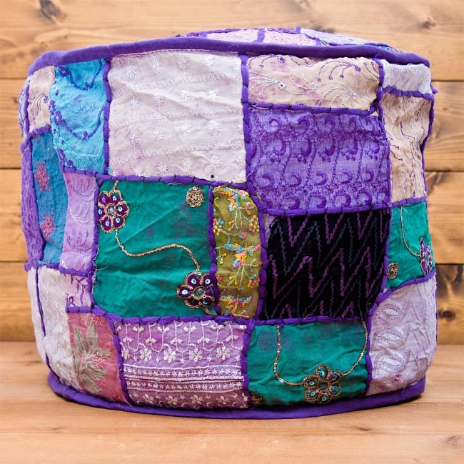 インド・プフ　ラジャスタン刺繍布製のパッチワーククッションカバー - 紫 3 - 横面の撮影してみました。様々な柄のカラフルなラジャスタン刺繍布が目を引きます！
