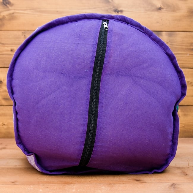 インド・プフ ラジャスタン刺繍布製のパッチワーククッションカバー - 紫 4 - 裏面を撮影してみました。こちらのファスナーから中身を入れていきます。あまり分厚い布ではありませんので硬いものや尖ったものは入れないほうが良さそうです。