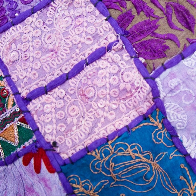 インド・プフ　ラジャスタン刺繍布製のパッチワーククッションカバー - 紫 5 - 表面の刺繍、パッチワークをズームしてみました。手作業の雰囲気が残る素朴な作りです。