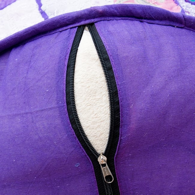 インド・プフ ラジャスタン刺繍布製のパッチワーククッションカバー - 紫 6 - 裏面ファスナーのアップです。ファスナーも外国製ですのであまり丈夫ではない場合があります。
撮影では中に毛布をパンパンに詰めて撮影しています。外側のカバーのみの販売ですので、お客様の手で中に毛布や布、新聞紙やプチプチなどを詰めてあげてください。