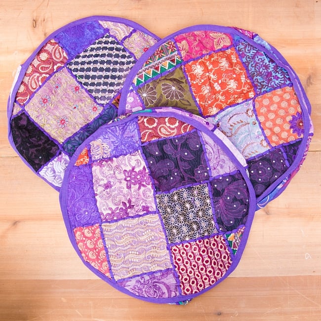 インド・プフ　ラジャスタン刺繍布製のパッチワーククッションカバー - 紫 7 - 柄はアソート（ランダム）でのお届けとなります。
また、お送りするのはパッチワークで作られている商品ですので、すべて柄、デザインが違少しづつ違います。誰ともカブらないオンリーワンのクッションカバーです！