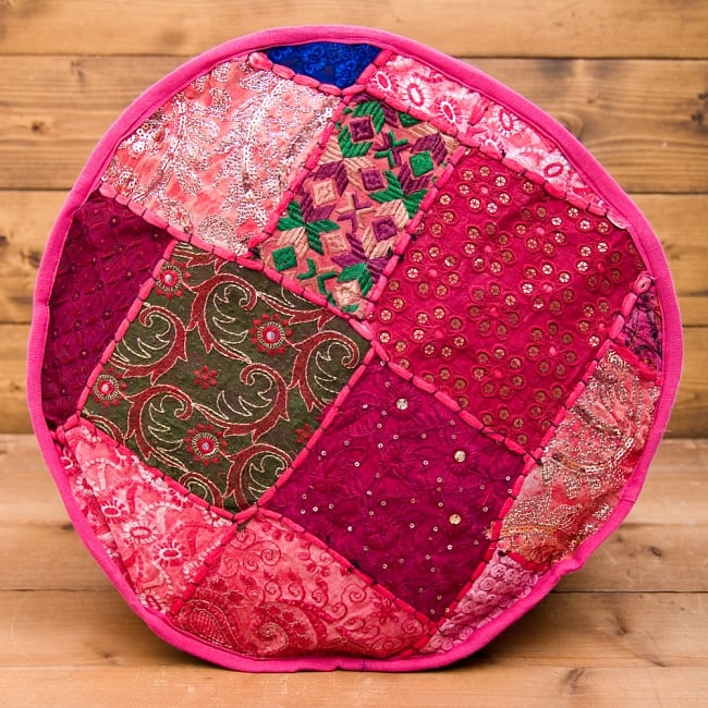 インド・プフ　ラジャスタン刺繍布製のパッチワーククッションカバー - ピンク 2 - 上面の撮影してみました。様々な柄のカラフルなラジャスタン刺繍布が目を引きます！