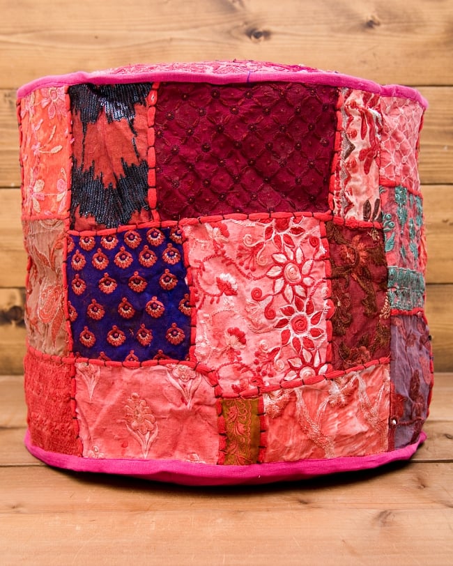 インド・プフ ラジャスタン刺繍布製のパッチワーククッションカバー - ピンク 3 - 横面の撮影してみました。様々な柄のカラフルなラジャスタン刺繍布が目を引きます!