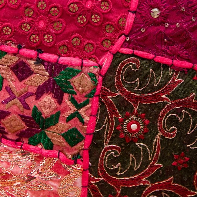 インド・プフ　ラジャスタン刺繍布製のパッチワーククッションカバー - ピンク 5 - 表面の刺繍、パッチワークをズームしてみました。手作業の雰囲気が残る素朴な作りです。